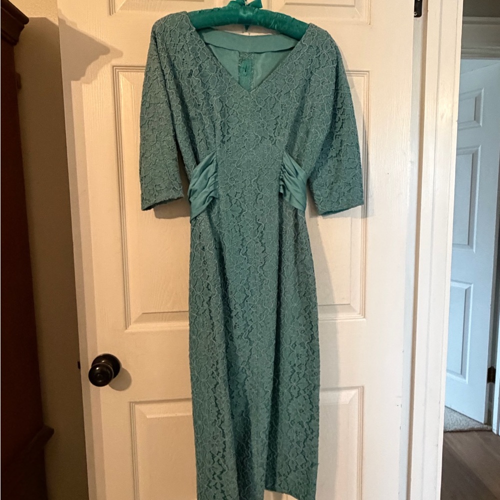 Chic Vintage Teal Lace Midi Dress incudes feather Topette.